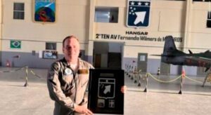 Militar da Marinha conclui Curso de Liderança de Esquadrilha de Caça na FAB