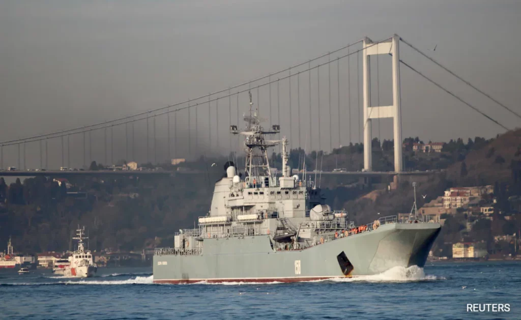 Ucrânia diz ter destruído navio de guerra russo no Mar Negro