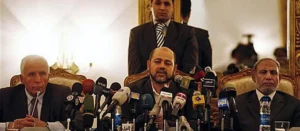 Representantes do Fatah e do Hamas durante um encontro semelhante no Cairo, em 2011