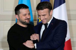 Macron anuncia coalizão para enviar munições a Kiev e não descarta mobilizar tropas