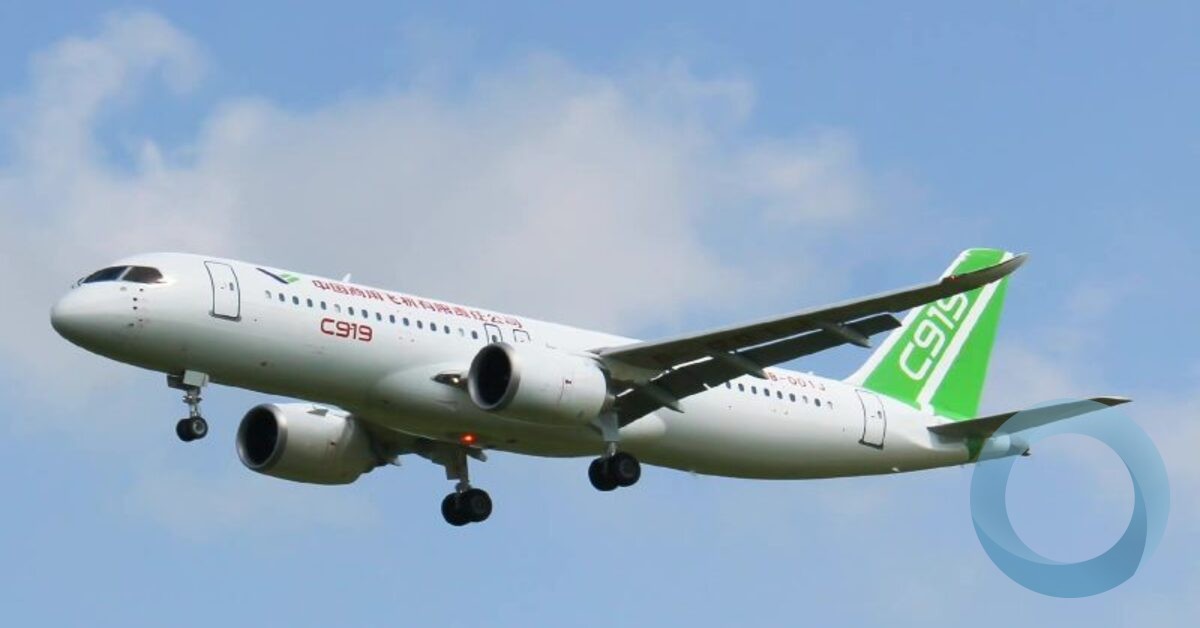 Primeiro avião comercial da China faz estreia internacional em Cingapura
