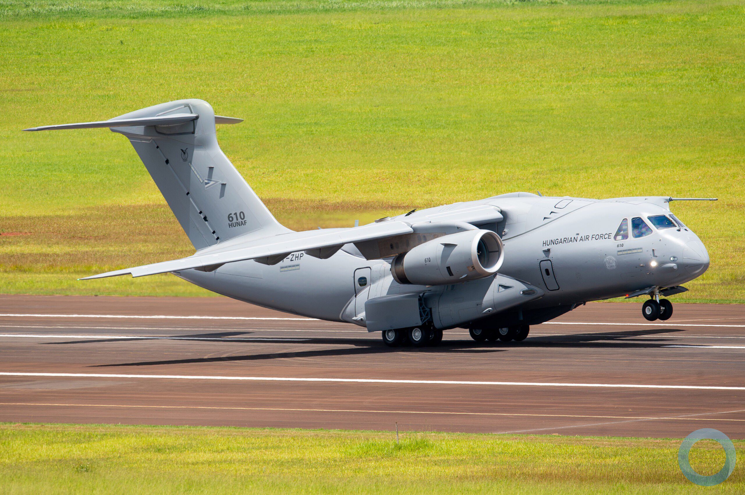 Ministra da Defesa elogia projeto do avião militar KC-390 e