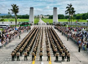 Entrada dos novos cadetes pelo Portão Monumental da AMAN