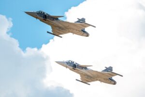 Pilotos da Força Aérea Brasileira fazem voo solo no F-39E Gripen