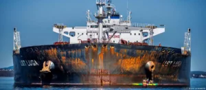 "Frota fantasma" de navios russos, que navegam sem registro oficial, possibilitou à Rússia contornar sanções do Ocidente à sua indústria petroleira Foto: NTB via REUTERS
