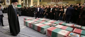 Líder supremo do Irã, aiatolá Ali Khamenei, no funeral dos guardas revolucionários mortos na Síria