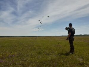 Instrutor brasileiro é homenageado na Airborne School