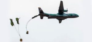 FAB realiza lançamento de suprimentos no município de Encantado (RS)