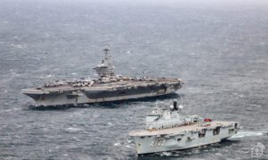 Marinhas do Brasil e dos Estados Unidos realizam operação típica de guerra em apoio às famílias do RS