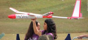 Aviação do futuro inspira alunos em campeonato de miniplanadores do Instituto Embraer com apoio da Eve