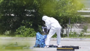 Funcionário da limpeza sul-coreano recolhe balão com lixo que foi provavelmente enviado pela Coreia do Norte AP