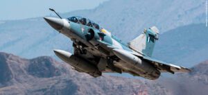 Mirage 2000-5: imprensa francesa descreve vantagens de avião militar oferecido por Macron à Ucrânia