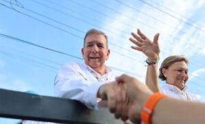 Edmundo González Urrutia,(EGU) junto com sua esposa Mercedes, em 23JUL2024 durante uma concentração popular em Maracaibo, estado Zulia.