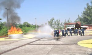 Prevenção e combate a incêndio: a preparação dos militares da Marinha no mar e em terra