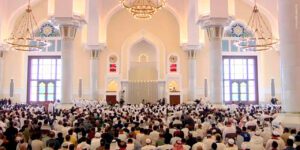 Pessoas assistem ao funeral do chefe assassinado do Hamas, Ismail Haniyeh, na Mesquita Imam Muhammad ibn Abd al-Wahhab, no dia de seu enterro, em Doha, Catar, em 2 de agosto de 2024.