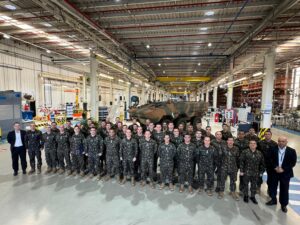 Escola de Comando e Estado Maior faz visita à fábrica da IDV