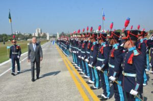 Ministro da Defesa participa de entrega de espadins em academia militar do Exército