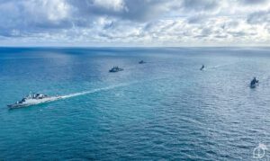 Na manhã deste domingo (18), as Águas Jurisdicionais Argentinas foram o cenário de diversas manobras táticas realizadas por navios de guerra e aeronaves da Marinha do Brasil (MB) e da Armada da República da Argentina (ARA). Os exercícios fazem parte da fase marítima da Operação “Fraterno XXXVII”, que teve início no sábado (17).