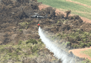 Exército combate incêndio em São Paulo por terra e por ar
