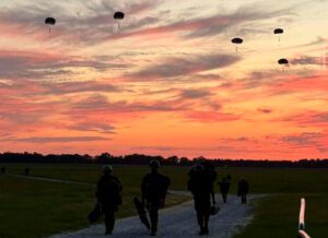 Paraquedistas brasileiros concluem cursos avançados do Exército dos EUA