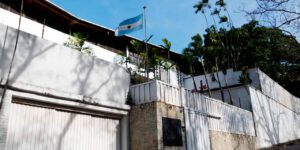 Forças venezuelanas cercam embaixada da Argentina em Caracas