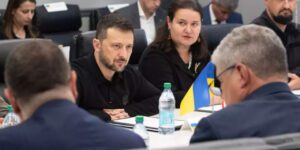 EUA vão propor proibição de software e hardware chineses em veículos conectados, segundo fontes