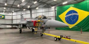 Mais um F-39 Gripen desembarca no Brasil