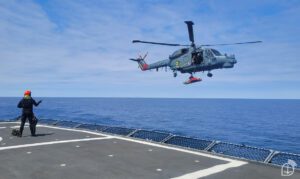 Fragata “Liberal” realiza exercício de resgate no mar