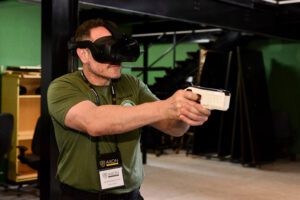 Treinamento em realidade virtual ajuda polícia a aperfeiçoar habilidades, empatia e táticas de desescalonamento em situações críticas
