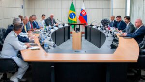 Brasil e Eslováquia assinam acordos na área de Defesa