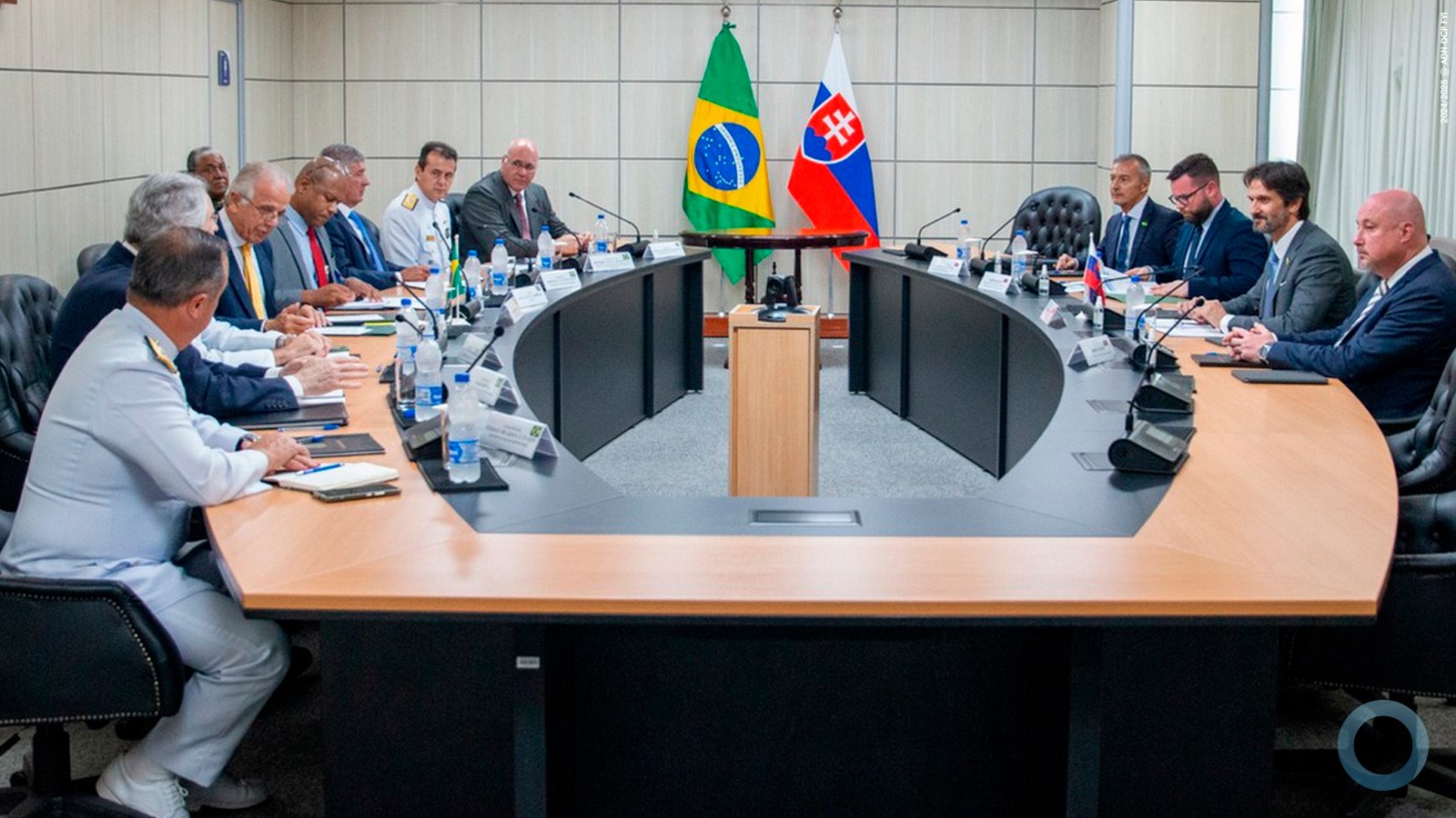 Brasil e Eslováquia assinam acordos na área de Defesa
