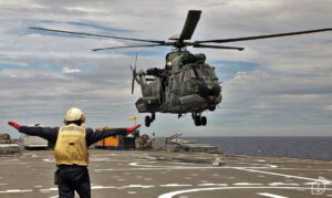 Marinha conduz treinamento de pouso embarcado para pilotos da Força Aérea Brasileira