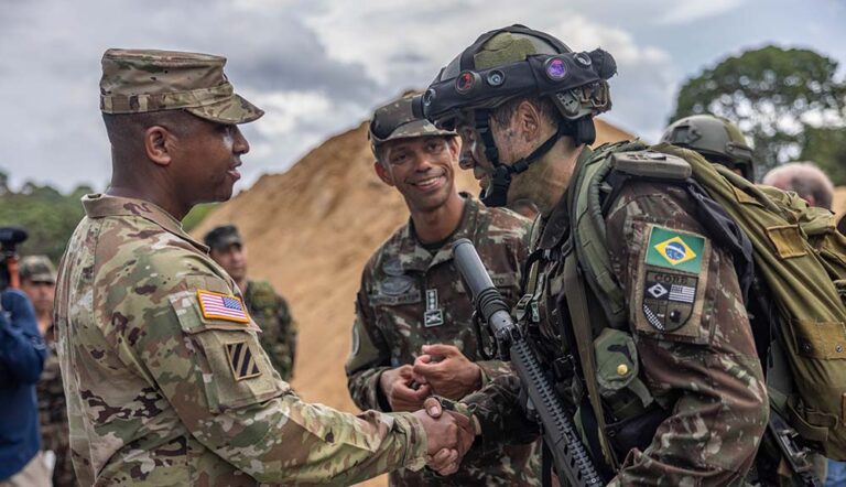 Militares Brasileiros e Americanos confraternizam na operação Souther Vanguard 24, 2023 Oiapoque Brasil