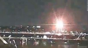 Avião e helicóptero colidem e caem em rio de Washington (EUA)