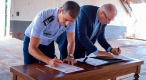 FAB assina ordem de serviço para readequação do hangar do INCAER