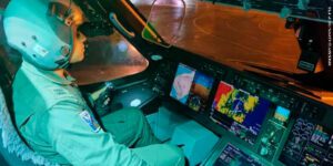 1º GTT realiza pouso em pista curta com visão noturna no KC-390 pela primeira vez