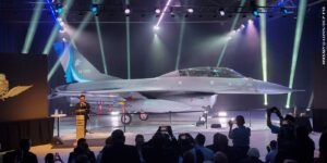 Argentina Revela Seu Primeiro Caça F-16B Block 10 na Base Aérea de Tandil