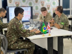 Exércitos Brasileiro e do Reino Unido formam equipe mista em exercício internacional de Defesa Cibernética