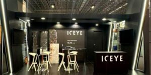 ICEYE destaca soluções em inteligência e vigilância por radar SAR para operações de defesa na LAAD 2025