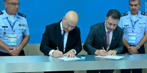 CEO da IACIT, Luiz Teixeira e o Vice-Presidente da Indra, Pedro Rodrigues Veiga, durante assinatura do acordo. Acompanhando a cerimônia, do lado direito, o Diretor-Geral do DECEA (Departamento de Controle do Espaço Aéreo), Tenente-Brigadeiro do Ar Maurício Augusto Silveira de Medeiros; e do lado esquerdo, o Presidente da CISCEA (Comissão de Implantação do Sistema de Controle do Espaço Aéreo), Major-Brigadeiro Engenheiro Alexandre Arthur Massena Javoski. (Divulgação/IACIT).