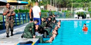 Estagiários do Esquadrão Gavião concluem curso para situações de emergência na água