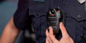 Motorola Solutions lança SVX e Assist, solução integrada que combina rádio bidirecional, câmera corporal e IA voltado para a segurança pública