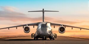 Embraer destaca a aeronave multimissão KC-390 Millennium na DSEI Japão 2025