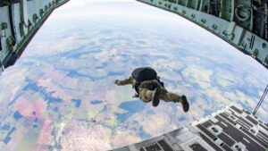 FAB lança paraquedistas do KC-390 a grande altitude pela primeira vez