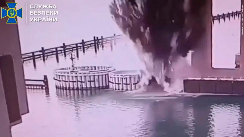 Ucrânia afirma ter atingido ponte estratégica que conecta a Crimeia à Rússia.