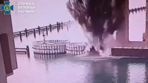 Ucrânia afirma ter atingido ponte estratégica que conecta a Crimeia à Rússia.