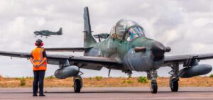 FAB intercepta avião com carga ilegal em área protegida dos Yanomami