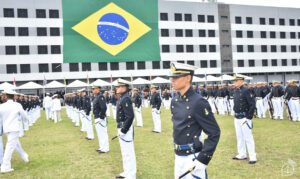 Ministro preside cerimônia de entrega de espadins na Escola Naval