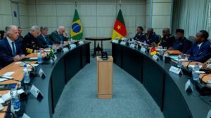 Brasil e Camarões assinam acordo de cooperação na área de defesa
