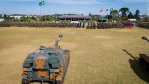 Comandante Militar do Sul entrega obuseiros em despedida na Guarnição de Curitiba